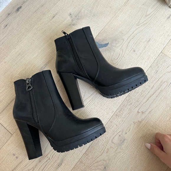 Faux leather boots - NEW - Picture 2 of 7